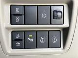 両側オートスライドドアです♪運転席のボタンやキーのボタンでも開閉できます!手荷物がいっぱいの時でも簡単にドアの開け閉めができるのでとっても便利です♪