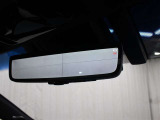 デジタルインナーミラー(前後方録画機能付)が装備されています。車両後方カメラの映像をミラー内のディスプレイに表示。車両前後のカメラで撮影した映像をデジタルインナーミラー内のSDカードに録画します。