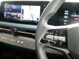 ナビの音量など車両情報を手元で操作できるハンドルスイッチ付き。