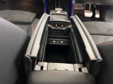 メモリー付きパワーシートが装備されている車両はシートの位置・ドアミラーの角度・ハンドルの位置を3名まで記憶出来ます。
