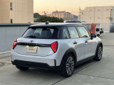 後ろからみても直ぐにMINIだとわかる丸みを帯びたデザインでございます。