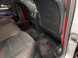 メルセデス・ベンツの定める厳しい基準をクリアしたお車のみをご案内させて頂きます。納車前整備はメーカー規定に基づき当店3Fの指定工場で入念に行なわれます。熟練のメカニックがお客様のお車を整備致します。
