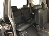 サードシートです。荷物が思ったより多くなった時や、大人数のドライブなど様々なシーンで対応が来ます。片方を畳んで荷物を載せたり、シートアレンジも自由自在。