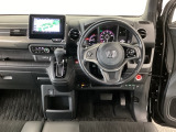 【ハンドル】運転にかかわる様々な操作を安全に行えるように視点移動が少なく操作性に配慮されたスイッチ類が凝縮されたコックピットです。