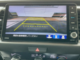【リアカメラ】リバースに入れるだけで後方の映像が映ります。安全確認や、狭い駐車場での車庫入れ、雨の日や夜間など視界の悪い時に便利です。安全にバックする為には欠かせない装備です。