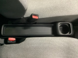 運転席からも助手席からも自由に使えるドリンクホルダー付。【センターロングコンソールトレー】ちょっとした小物を置くのに便利です。