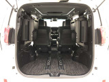 サードシートは跳ね上げて格納できます。乗車人数や荷物量などにフレキシブルに対応可能!
