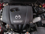 軽快な走りと優れた燃費性能を両立した高効率ガソリンエンジン「SKYACTIV-G」。アクセルに素直に反応するマツダならではの「人馬一体」の走りが楽しめます。隅々まで清掃済みの美しい状態です。