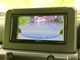 後方の様子を画面で確認しながら駐車でき、表示されたガイド線が車庫入れの目安になります。周囲の安全確認を助けてくれるため、狭い駐車スペースでのバック時にも便利です。