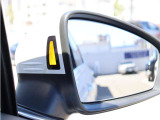 サイドアシストを装備し、走行中の死角にいる車両を検知してドライバーへ注意を促します。車線変更時などの安全確認をサポートし、日常のドライブで安心感を高めてくれる便利な運転支援機能です。
