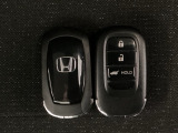 スマートキーを装備しています。鍵を差し込むことなくドアロックの開け閉めと、スタートボタン操作でのエンジンスタートができます。ボタン操作でトランクが開けられる電動テールゲートのボタンもついています。
