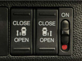 【両側パワースライドドア】両側がパワースライドドアになっており、運転席のスイッチやスマートキーでも開閉が可能です!開口部も広いので乗り降りも楽々♪