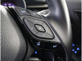 運転中、オーディオの操作をしてて、ハッとしたことはありませんか?ステアリングスイッチは、運転中でもハンドルでオーディオの操作が可能です。