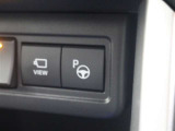 スイッチ操作のみで駐車操作を支援する「アドバンストパーク」が装備されています。