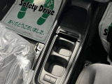 運転席と助手席側の間にドリンクホルダーが2つあるので人を乗せても置く場所には困りません