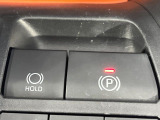 【電動パーキングブレーキ】パーキングブレーキは便利な電動式!ボタン一つで操作でき、アクセルを踏めば自動で解除されます♪レバーやペダルが無いので運転席廻りもすっきりしますね♪