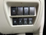 運転席右側の各種スイッチ。スライドドアはこちらからも開閉可能です。