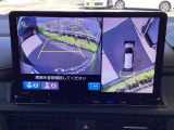 マルチビューカメラが周囲をしっかり映してくれるから、駐車が苦手でも安心。見えにくい場所もひと目でわかり、落ち着いて操作できます。