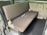 後席はゆったり座れるベンチ形状で、同乗者も落ち着いて過ごせます。窓から外の様子を確認しやすく、足元には荷物を置けるスペースもあり、日常使いに便利です。
