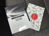 メンテナンスノート、取扱説明書です。 その車の整備記録が事細やかに記録されています。 車が生まれてから今までどのような道を歩んできたのか判るとても重要な物ですよ。