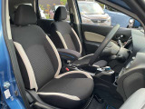 運転席はひじ掛けが付いてリラックスして運転ができます