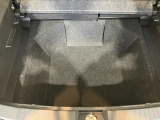 専用のエンジンクリーナーで全体に噴霧し汚れを浮かします。ボンネット裏などの汚れを中心にブラシがけを行い、洗浄しエアブローで仕上げております。