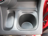 運転席から手の届きやすい位置に、ドリンクホルダーと小銭などを入れて置けるトレイが付いています。