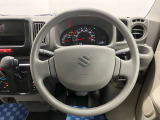 【ハンドル回り】インテリアに合わせたデザインのステアリングは、運転される方のことも考え、運転しやすい形状、大きさです。ぜひ一度、実際に触ってお確かめください。