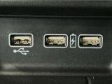 【USBポート】USBポートも装備されています、スマートフォンの充電やオーディオに連携も可能です、今や欠かせない装備の一つです!