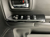 【運転席ドアスイッチ回り】パワーウィンドー[ロック機構]・電動格納式リモコンドアミラースイッチがまとまっているので操作しやすいです。