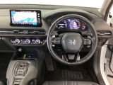 【ハンドル】運転にかかわる様々な操作を安全に行えるように視点移動が少なく操作性に配慮されたスイッチ類が凝縮されたコックピットです。