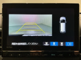 リバースギアに入れるだけで後方の表示へ切り替わります。夜間や雨の日の駐車も楽になりますよ。