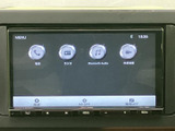 電話やラジオ、Bluetooth Audioなどのメニューが並び、使いたい項目を画面から選びやすい構成です。設定や音声の切り替えも確認しやすく、日々の移動中に役立つ機能をまとめて操作できます。