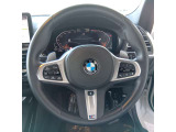 BMWエンブレムが際立つマルチファンクション・スポーツ・レザー・ステアリングホイール。触り心地が滑らかで運転も楽々♪