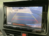 後方の映像とガイドラインを画面で確認でき、駐車時の位置合わせをサポートします。目視で周囲を確かめながら活用できる、日常の駐車に便利な装備です。