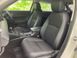 前席は座面と背もたれにゆとりを感じさせる形状で、運転席と助手席を備えています。乗り降りの際に室内を見渡しやすく、日常使いにもなじみやすい落ち着いた空間です。