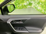 運転席ドアには窓の開閉スイッチやミラー調整部を集約。運転席から手が届きやすく、乗り降りの際にも確認しやすい配置で、日々の使い勝手に配慮されています。