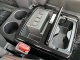 運転席側と助手席の間には4つのドリンクホルダーと3つのUSB電源ソケットのコンソール