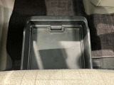 助手席の下にはトレーが付いていますので外部からも見られたくないものも収納出来ます。