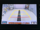 ディスプレイに後方の視界を表示し、車庫入れをサポート「距離目安線」「車幅延長線」およびステアリング操作に連動する「予想進路線」を画面に表示します。※必ず車両周辺の安全を直接確認してください。