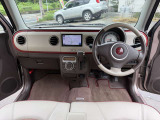 インパネシフトで足元広く使い勝手のいい車です。
