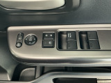 運転席のスイッチで全てのウィンドウの開閉操作を行うことができます。ロックボタンをONにしておくと、運転席以外のウィンドウは作動しないのでお子様を乗せているときなども安心ですね♪