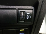 積載時に後ろが下がってライトが高くなったことによる相手車への眩惑を防止する焦点調整ができます