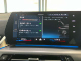 【電動テールゲート】オートマアチックトランクリッドオペレーションが装備されています。両手が塞がっている時でも、スマートキーを身につけていればハンズフリーで開閉可能です。