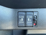 【両側パワースライドドア】両側がパワースライドドアになっており、運転席のスイッチやスマートキーでも開閉が可能。お子様やご年配の方でも乗り降りが楽になり介助等でも重宝します。