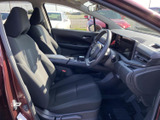 前席は運転席と助手席が並び、中央のアームレストが落ち着いた空間をつくります。シートの形状や足元の広がりも確認でき、毎日の移動を心地よく過ごせる室内です。