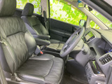 前席はゆとりを感じるシート形状で、運転席から前方や周囲を見渡しやすい配置です。落ち着いた色合いの室内に清潔感があり、助手席の方にもくつろいでお過ごしいただけます。