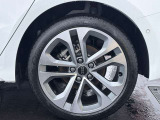 Audiは多様なホイールデザインを提供しており、スポークの形状やサイズ、仕上げ(ポリッシュド、マット、ブラックなど)によって選択肢が豊富です。