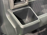 助手席埋め込み式カップホルダー(太ボトル600mm収納可能)