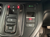 電子制御パーキングブレーキは信号待ちでも便利。いつもより運転がラクになるはずです。